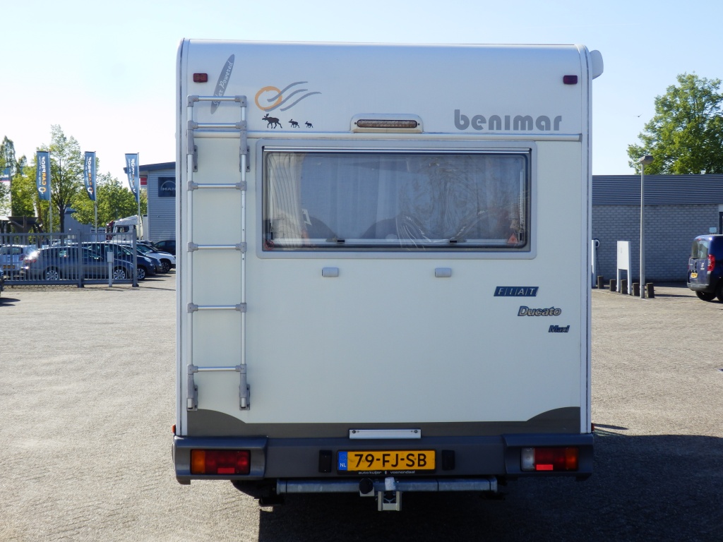 53049070-3.jpg