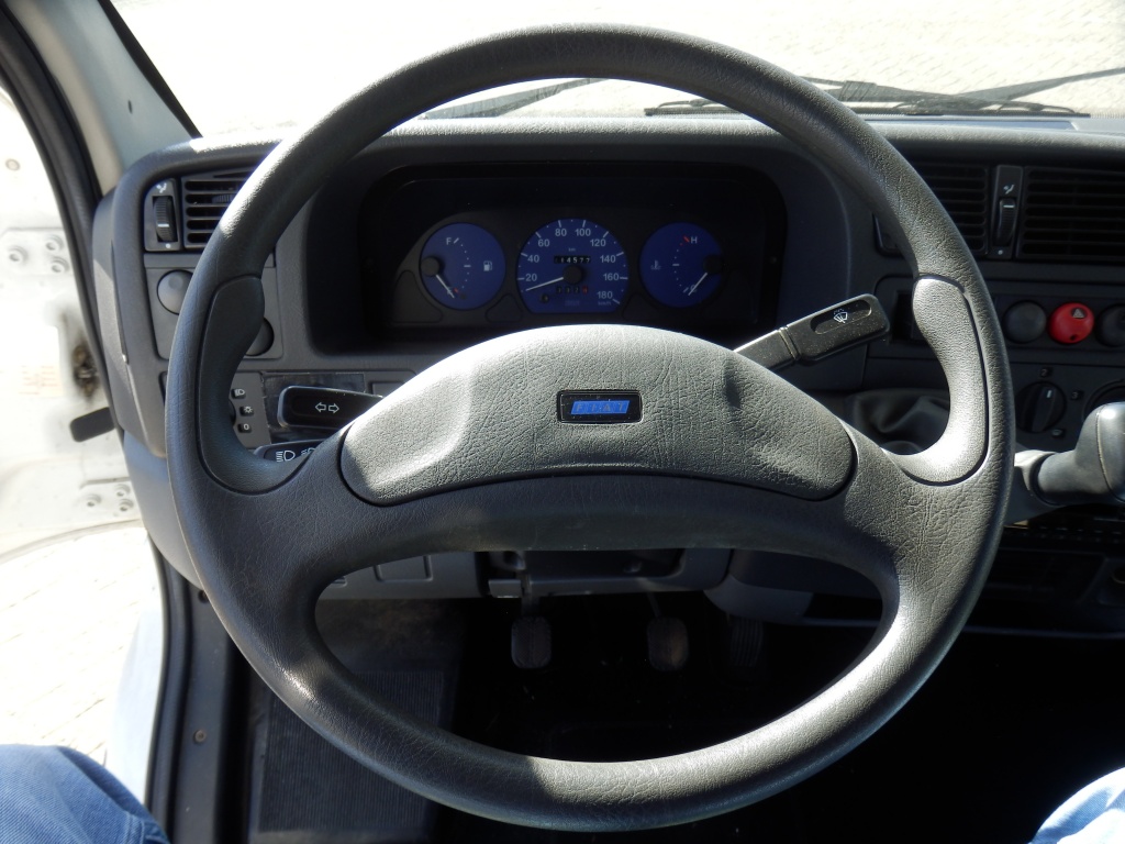 53049070-9.jpg